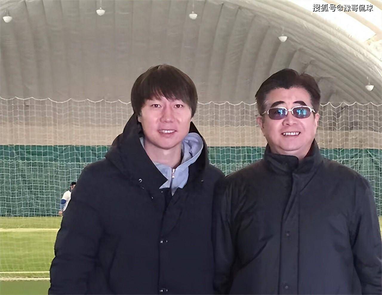 影片《会飞的葡萄》通过11岁的男孩阿曼单纯的视角,讲述了一个敢于追求足球梦想,永不放弃的故事,诠释了人性中对于梦想的追求其实是一种与生俱来的本能,这种本能也是人类缔造奇迹、改变命运的光辉所在